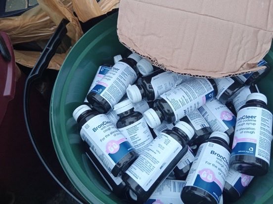 InsideOutNews_'s tweet image. BREAKING NEWS: Two illegal Zimbabwean foreigners have been arrested after they were caught with hundreds of medication from public healthcare facilities.