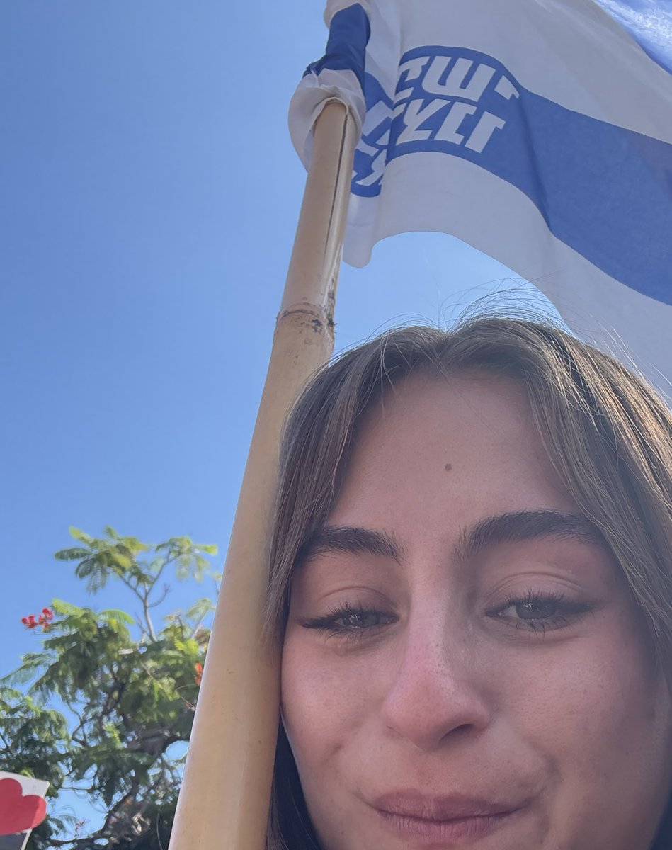 בפעם הראשונה
אני מציגה
דמעות של תקווה