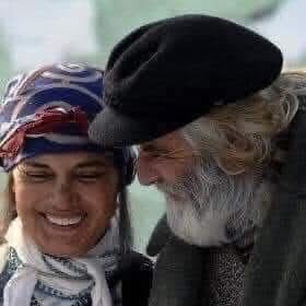 Sen hep aynı iklimde gül bana, Mevsimi boşver..
Sana en güzel gülüşler 
biriktiriyorum içimde, Geldiğinde bölüşürüz diye sevgili..                    

(Atilla İlhan)