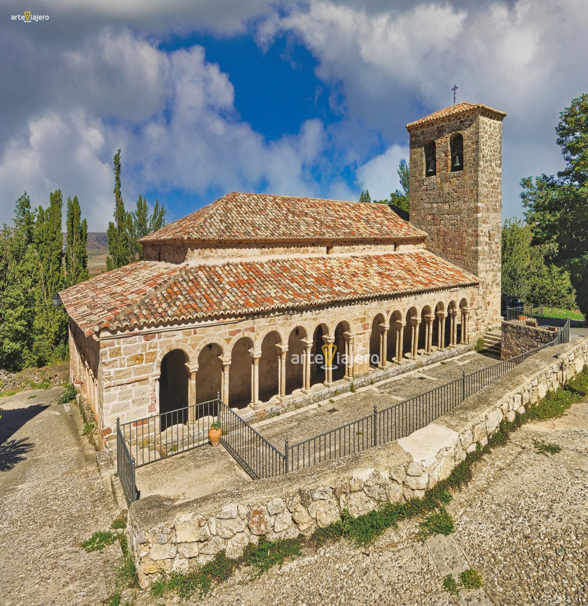 Carabias, un pueblo de tan solo 13 habitantes, ofrece uno de los mejores ejemplos de arte románico en la provincia de Guadalajara. Esta iglesia sorprende por sus dimensiones y por su bella galería porticada que se abre al sur, al oeste y al norte
#BuenosDias #FelizLunes