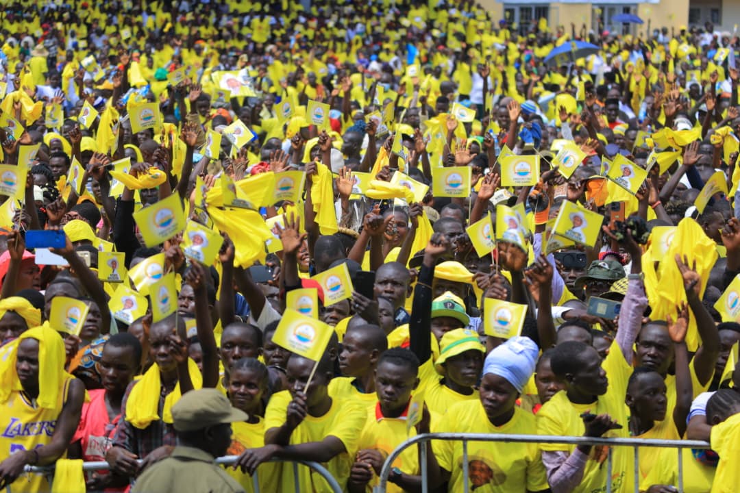 cbsfm_ug's tweet image. Banna @NRMOnline  mu Madi-Okollo bajjuzza ekisaawe kya Ajai okwaniriza omuntu waabwe era akutte bendera y’ekibiina kyabwe Gen Yoweri Kaguta Museveni okubasaba akalulu.
#UgandaDecides2026