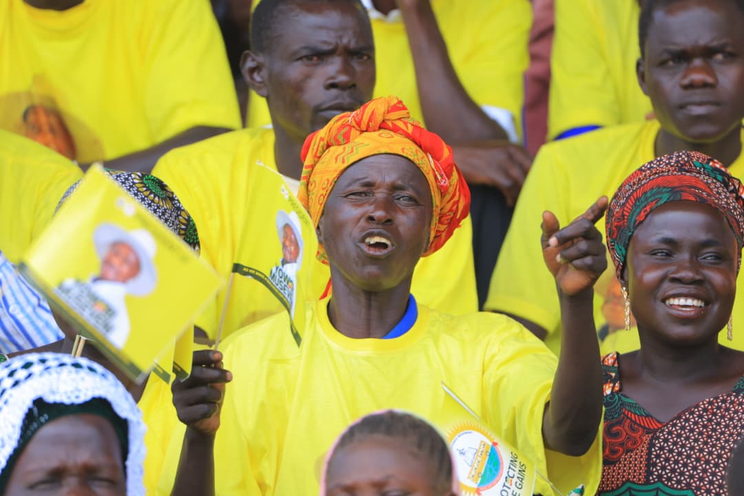 cbsfm_ug's tweet image. Banna @NRMOnline  mu Madi-Okollo bajjuzza ekisaawe kya Ajai okwaniriza omuntu waabwe era akutte bendera y’ekibiina kyabwe Gen Yoweri Kaguta Museveni okubasaba akalulu.
#UgandaDecides2026