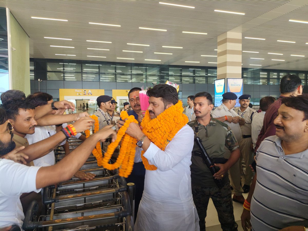 hulaspandeyljp's tweet photo. आज दिल्ली से पटना आने के क्रम में पटना के लोकनायक जयप्रकाश नारायण अंतराष्ट्रीय हवाई अड्डा पर लोक जनशक्ति पार्टी (रा..) के ऊर्जावान कार्यकर्ताओं द्वारा भव्य अभिनंदन किया गया।
!!जय चिराग़!!
!!जय बिहार!!
#ChiragPaswan
#BiharKa_Chirag
#LJPRamvilas
#BiharFirst_BihariFirst
#vidhansabha2025
#Brahampur