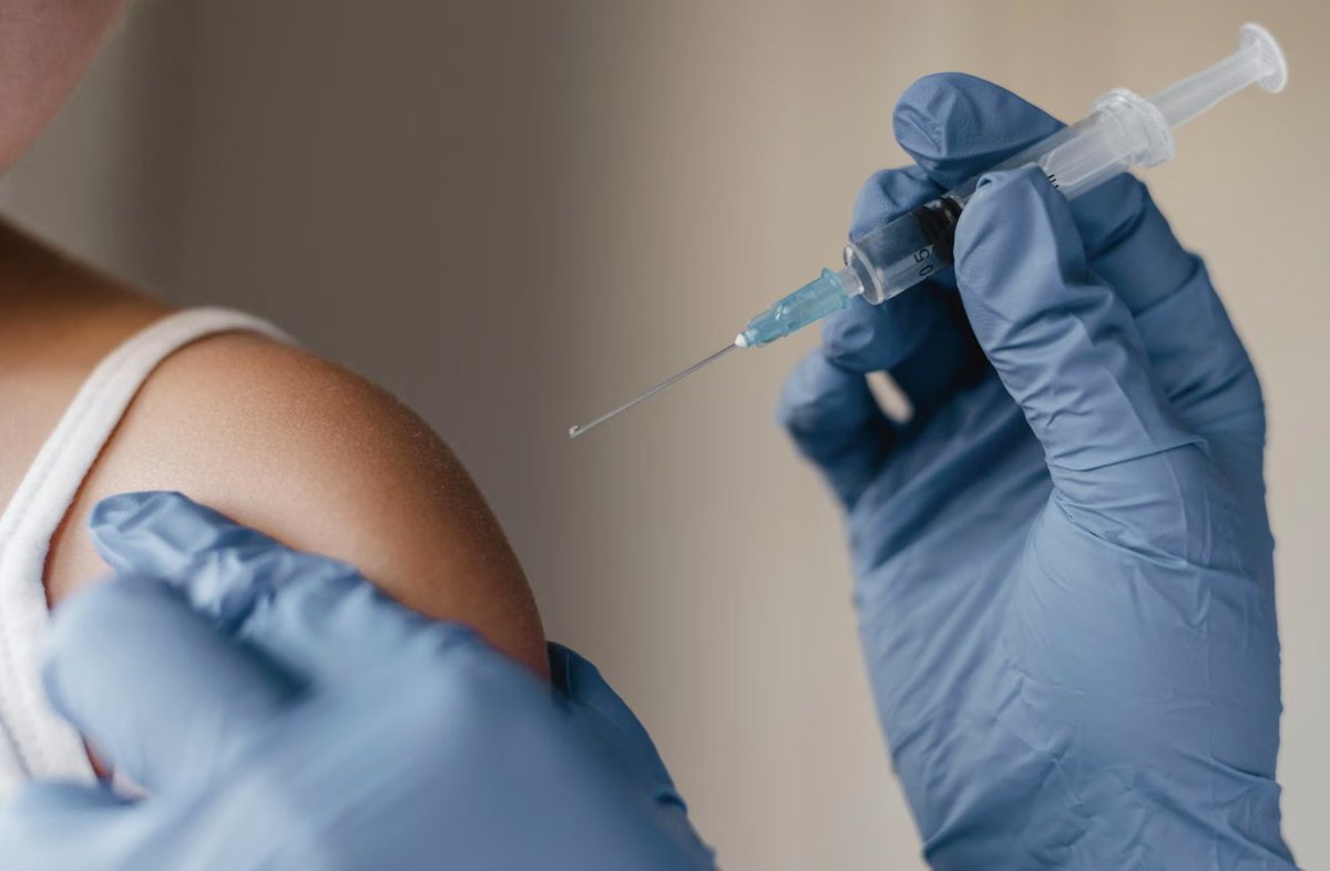 La #alergia es una respuesta anómala de nuestro sistema inmunológico frente a sustancias que son inofensivas, a las que estamos expuestos continuamente y que deberíamos tolerar, como pólenes, ácaros, epitelios de animales, hongos o alimentos f.mtr.cool/reyhsznfvm