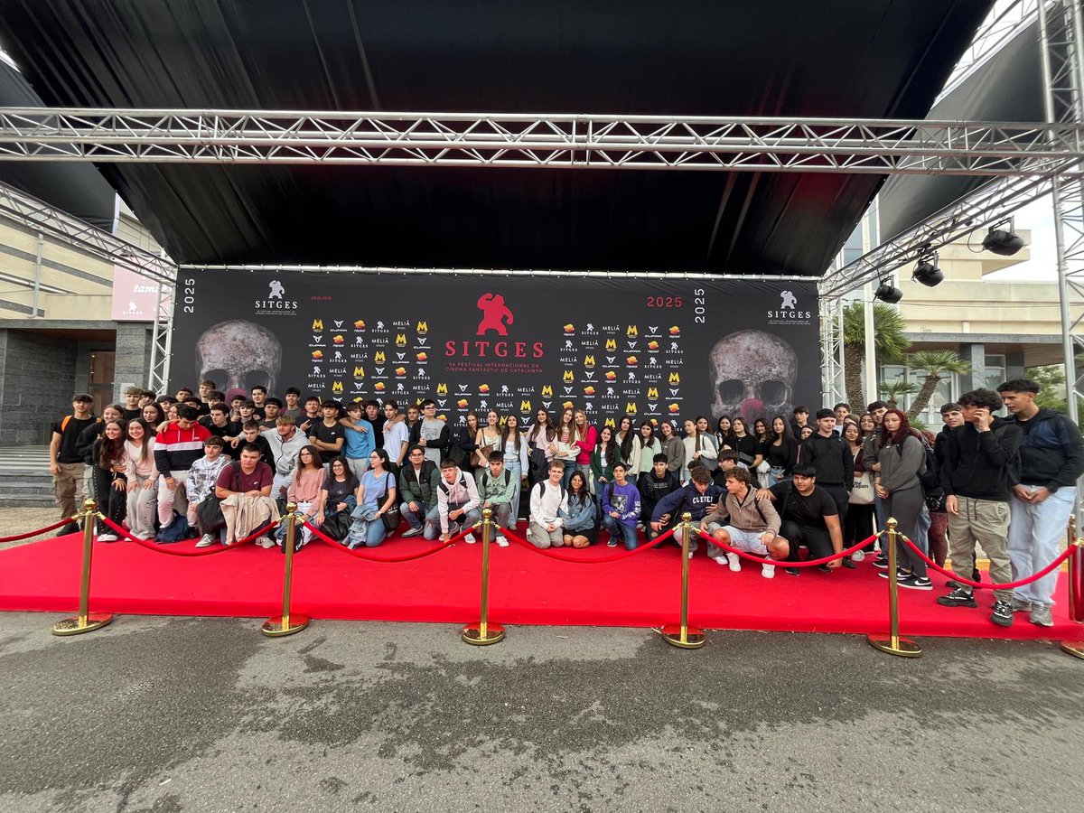 carmelitestgn's tweet image. #ADMTWC #POSTC Alumnes i professors de Batxillerat i Cicles Formatius visitem Sitges, la Blanca Subur i aprofitem per anar al seu Festival de cinema! @sitgesfestival Ho passarem bé! #viucarmelites #somifemescola