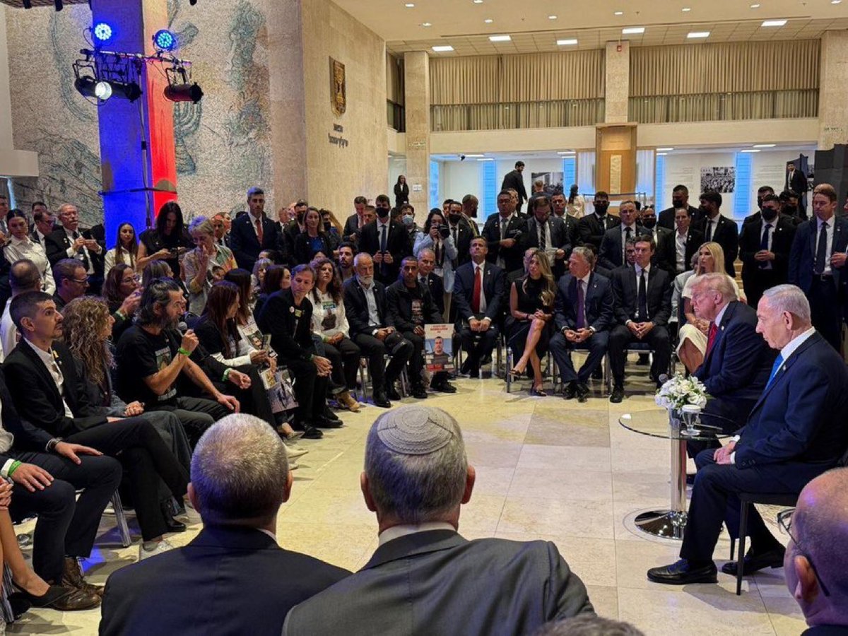 KRONIKInsights's tweet image. 🇺🇸🇮🇱 Israël | Rencontre symbolique

📍Le président américain Donald Trump a rencontré à la Knesset les familles des otages israéliens récemment libérés.

📍Un moment chargé d’émotion au cœur de sa visite historique en Israël.

#Trump #Israël #Otages #Diplomatie #KronikInsights