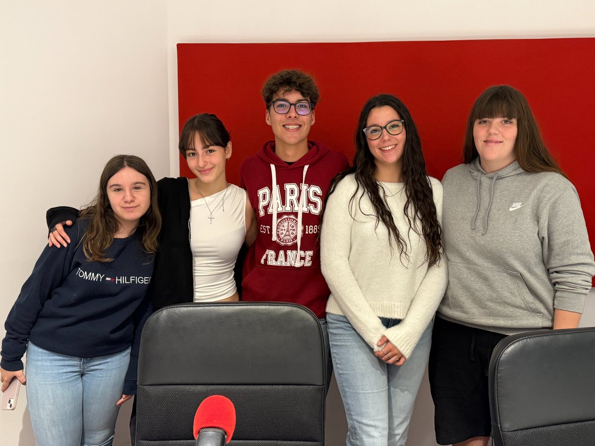 RadioTarrega's tweet photo. #PodcastRT 🎙️Aquest matí al #DeBocaEnBoca hem entrat a la 'Zona Jove' per debatre sobre xarxes socials i autoestima, amb alumnes de secundària del @VedrunaTarrega 
Descarrega't el podcast ��
https://t.co/cOa0lkVYdD https://t.co/xgYQJ6b8qi