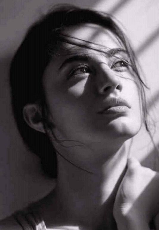 MS_Hun0's tweet image. یہ شیشوں کے سپنے 
یہ دھاگوں کے رشتے 
کسے ہے خبر  کہ کہاں ٹوٹ جائیں 
محبت کے دریا میں تنکے وفا کے 
کسے ہے خبر کہ کہاں ڈوب جائیں 
لگائیں ہیں ہم نے بھی خوشیوں کے پودے 
مگر کیا بھروسہ یہاں بارشوں کا 
یہ ممکن ہے پودے کہیں سوکھ جائیں 
جنہیں دل سے چاہا 
جنہیں دل سے پوجا
#قومی_زبان