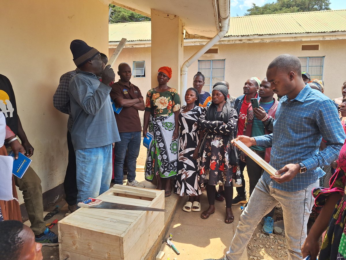 SolidaridadECA's tweet image. 2/5 At the 2-day training in TaCRI-Mbimba, participants learned:
✔ Hive making &amp;amp; apiary management
✔ Honey &amp;amp; wax handling
✔ Value addition: candles, soaps, cosmetics
✔ Pollinator conservation
✔ Group governance &amp;amp; savings
#BASEProject #Beekeeping