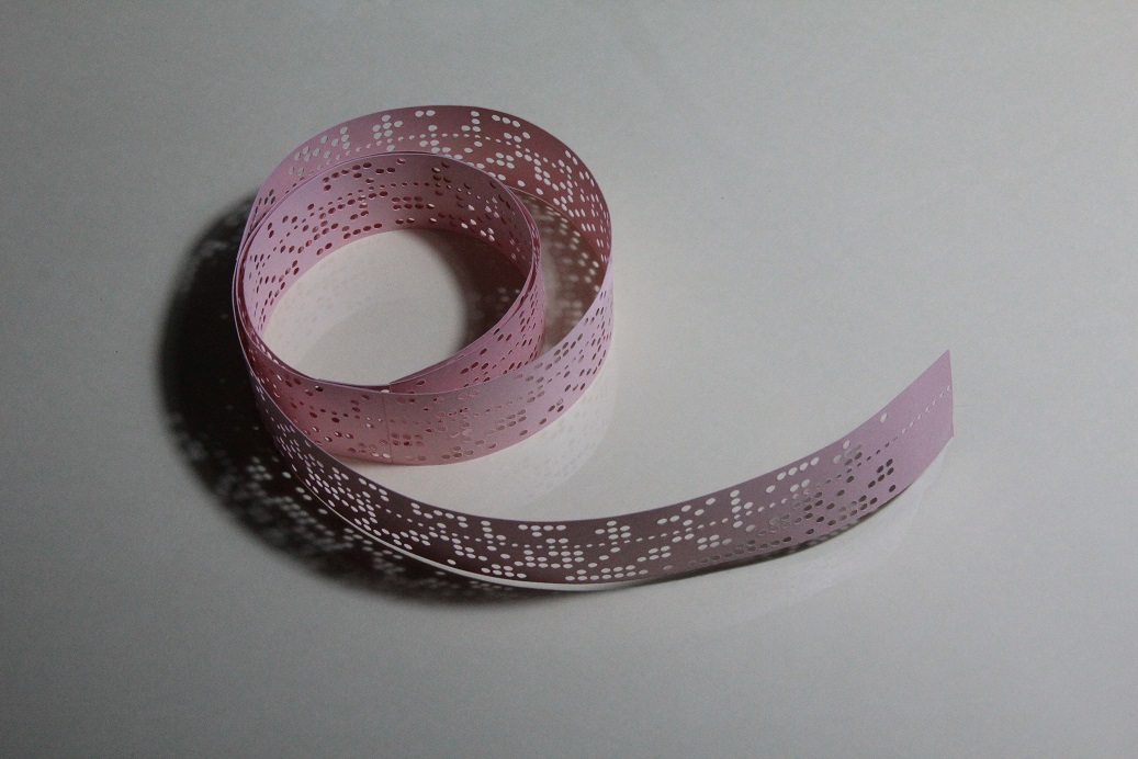 wcinp's tweet image. TLで見かけた穿孔テープが懐かしかったので穿孔テープのDXFファイルを生成するツールを作りレーザーカッターとカッティングマシンで出力してみました
下図はカッティングマシンで出力したテープを連結したものです
中々それっぽくできたと思いませんか？
#穿孔テープ
piclabo.seesaa.net/article/Punche…