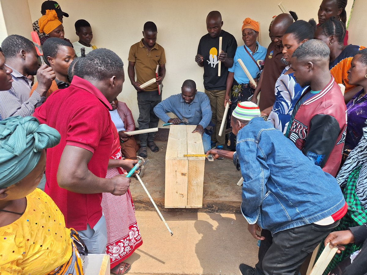 SolidaridadECA's tweet image. 1/5 Empowering Communities Through Beekeeping!
As part of the #BASEProject, @SolidaridadECA trained 68 women &amp;amp; youth in Mbeya &amp;amp; Songwe, 🇹🇿 on sustainable beekeeping, building resilience for people and the planet. @NLinKenya .🍯
#Pollinators #RegenerativeAgriculture