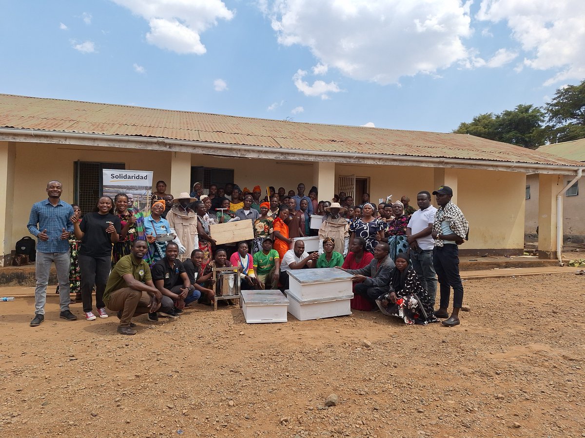 SolidaridadECA's tweet image. 1/5 Empowering Communities Through Beekeeping!
As part of the #BASEProject, @SolidaridadECA trained 68 women &amp;amp; youth in Mbeya &amp;amp; Songwe, 🇹🇿 on sustainable beekeeping, building resilience for people and the planet. @NLinKenya .🍯
#Pollinators #RegenerativeAgriculture
