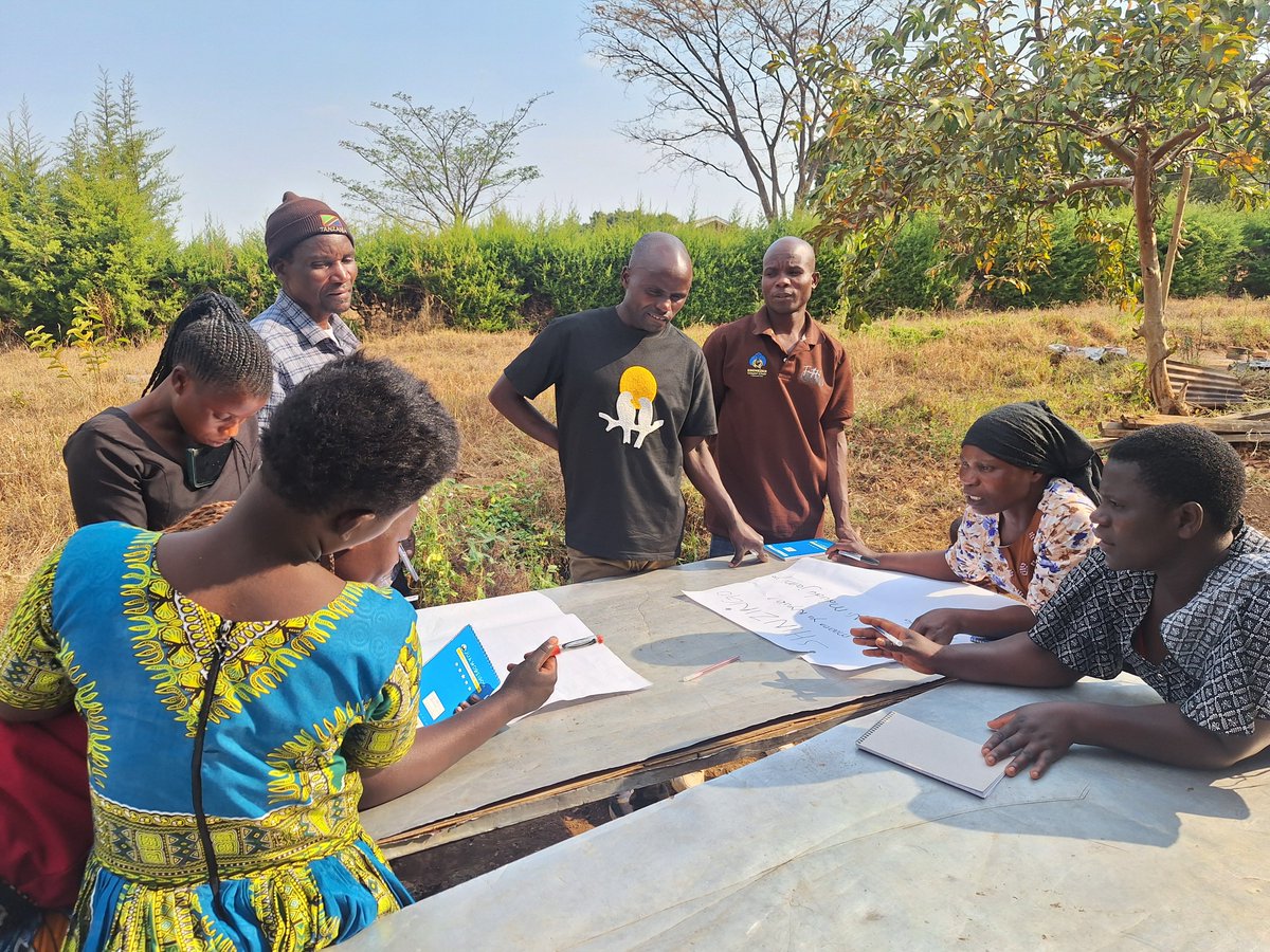 SolidaridadECA's tweet image. 1/5 Empowering Communities Through Beekeeping!
As part of the #BASEProject, @SolidaridadECA trained 68 women &amp;amp; youth in Mbeya &amp;amp; Songwe, 🇹🇿 on sustainable beekeeping, building resilience for people and the planet. @NLinKenya .🍯
#Pollinators #RegenerativeAgriculture