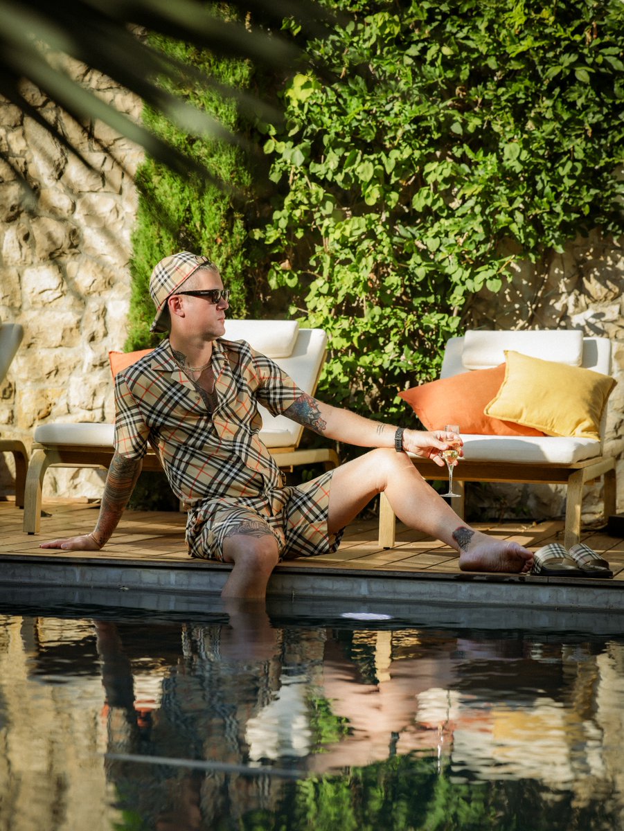 #Jairic's latest single, 'Stick Figaro', is sharp and cuts through the nonsense: pounding beats, a killer bridge drop, and those video snapshots? Electric.

Watch and get more details here: afrotrax.com/jairic-unleash…