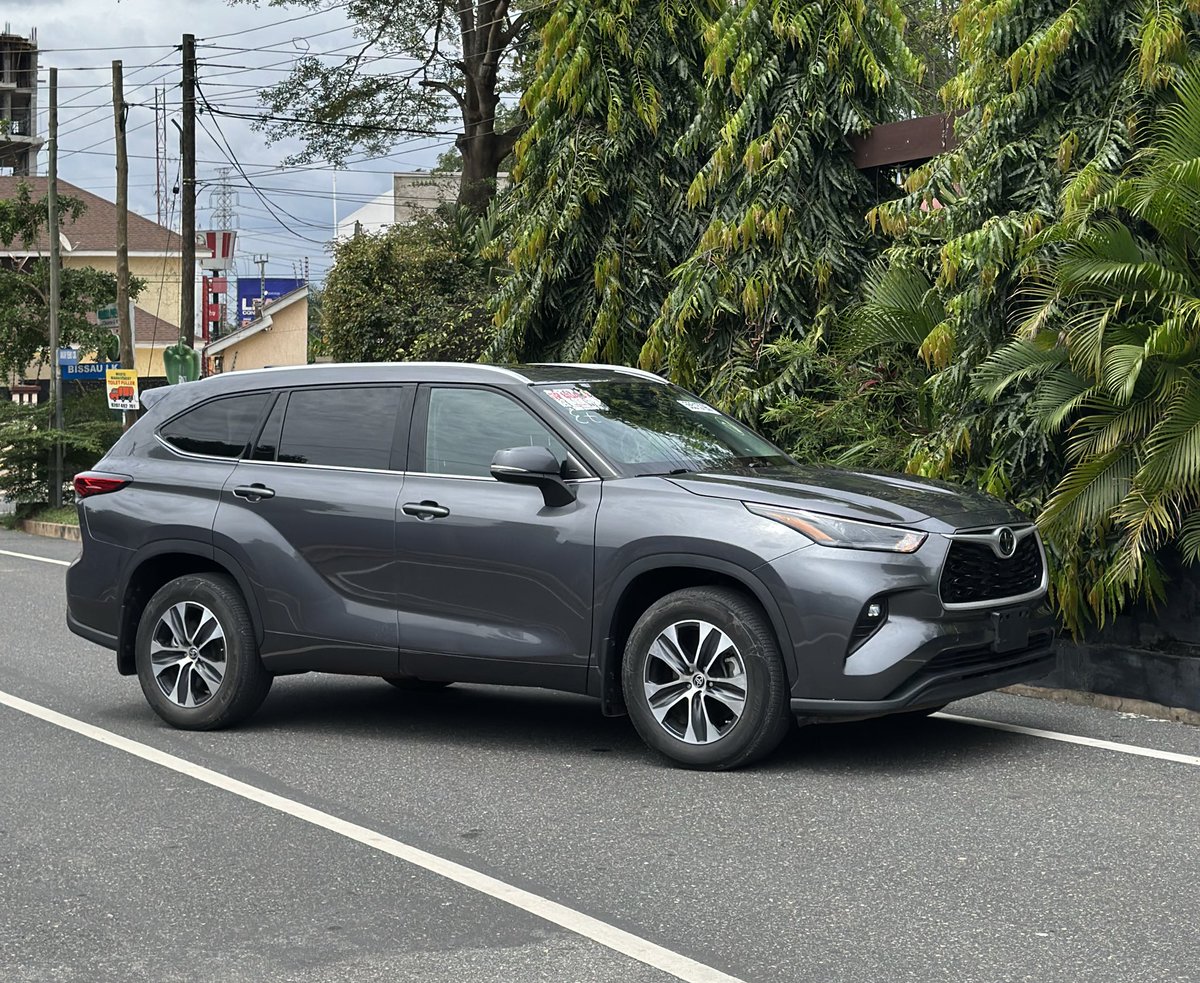 FrankDoe101's tweet photo. 2022 Toyota Highlander XLE AWD 
3.5 V6 engine 
33k miles
Remote Keyless Entry 
Touchscreen infotainment system 
Rear view camera 
Leather interior 
CarPlay 
Collision Mitigation Braking System
Lane Keeping Assist System
Blindspot Monitor 
3rd row seats 

Price - 620k p3 😁
WhatsApp no in bio

#YourCarGuy 🚘🕺🏽