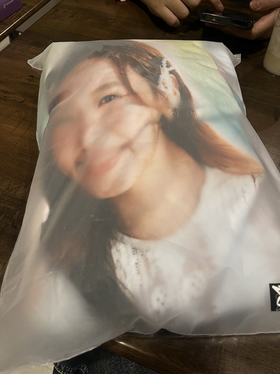KPhoosirit's tweet photo. ขายจ้า ผ้าห่มน้ำตาลฟิล์ม 300 บาท นัดรับที่งานได้จ้า #ตลาดนัดน้ำตาลฟิล์ม #ตลาดนัดgmmtv #gmmty https://t.co/26co7TXF69