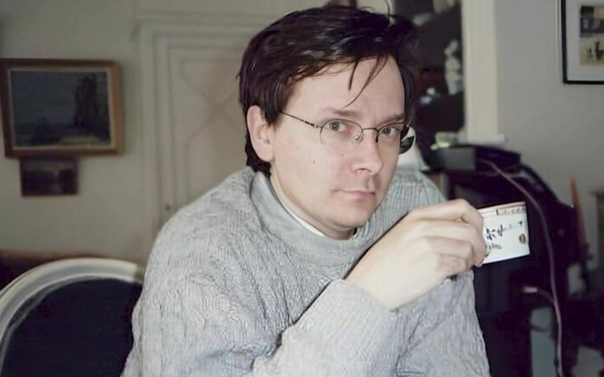 🇫🇷 IN MEMORIAM | Il y a deux ans jour pour jour, le professeur de lettres Dominique Bernard était tué lors d’une attaque terroriste dans un lycée d’Arras.
