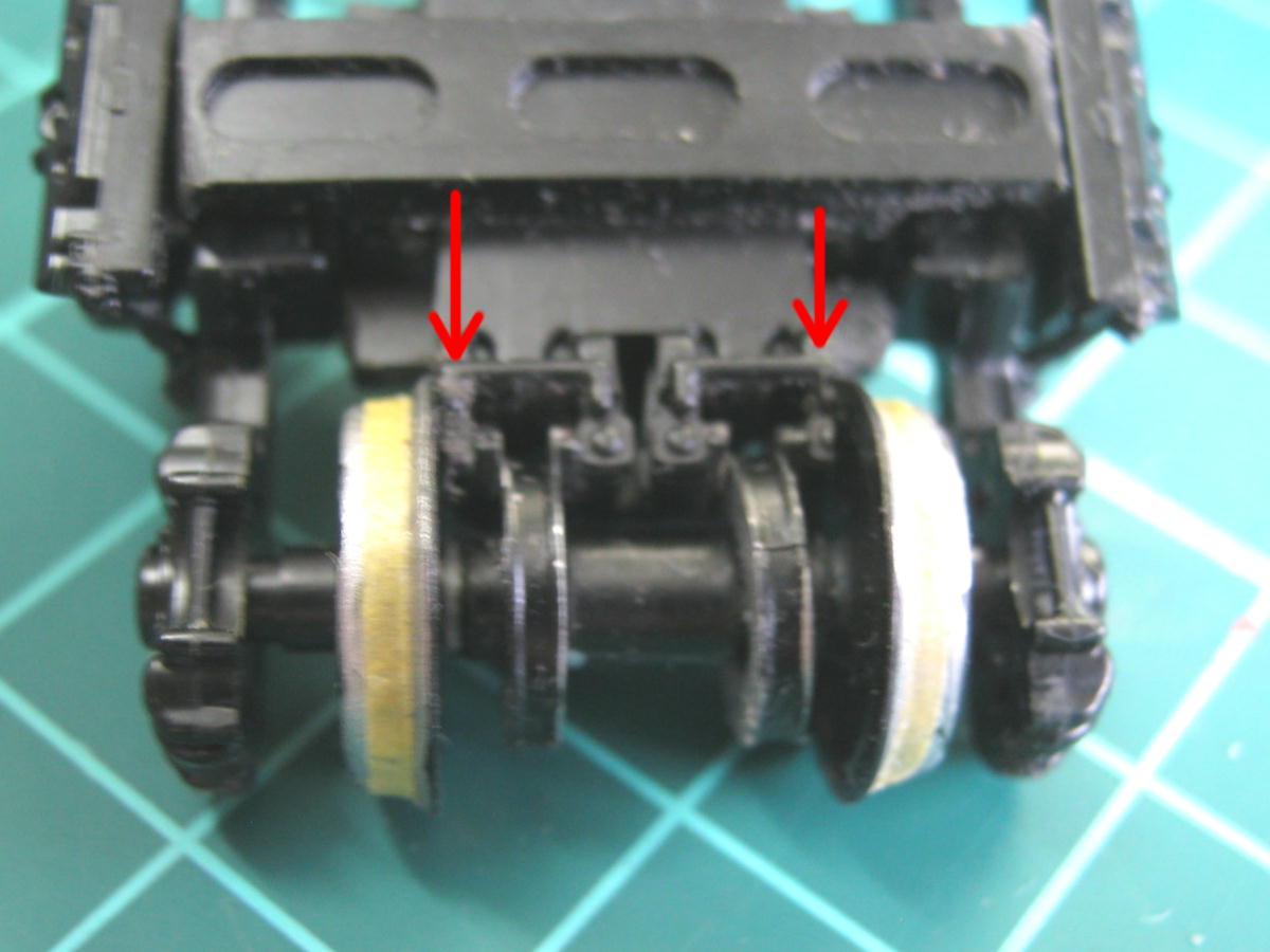 tentetu82's tweet image. #115系 #PULM #改軌大作戦 #TR62
DTと違い橫梁だけ縮めたらいいので工作は簡単。ただしブレーキパッド部（３枚目→部分）はバックゲージより広いので現物合わせで削った。
これで面倒な工作は終了（あ、鈎外し装置があるか！）なので着工から２週間でクライマックス!キットは楽だ。