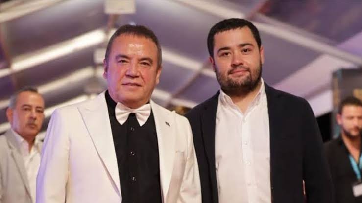 YusufYavuz3's tweet image. -Antalya'da belediye otobüslerinin bakım onarımı için son 2 yılda Yusuf Yadoğlu'nun şirketlerine verilen ihale tutarı 1.4 milyarı aşıyor.
-Büyükşehir Belediyesi bu iş için kurulan kendi birimine 17 milyon bütçe ayırmış, ancak son 2 yılda hiç işlem yapılmamış! ⬇️