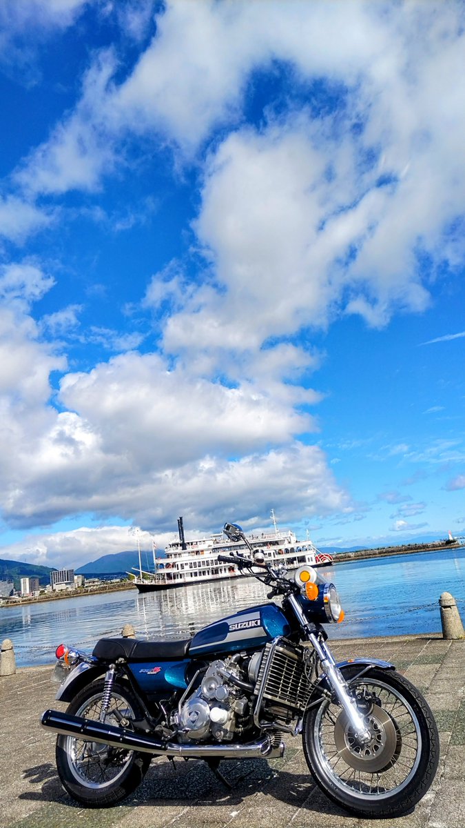 バイクで来たけど船にも乗りたい🛳️✨
#これを見た人は愛車の背景が青空の画像を貼れ 
#これを見た人は愛車の背景が船の画像を貼れ 
#滋賀県 
#バイクのある風景 
#スズキRE5