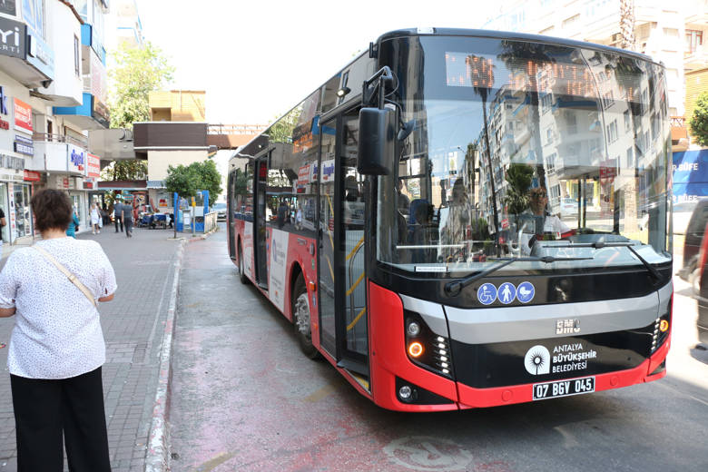 YusufYavuz3's tweet image. -Antalya'da belediye otobüslerinin bakım onarımı için son 2 yılda Yusuf Yadoğlu'nun şirketlerine verilen ihale tutarı 1.4 milyarı aşıyor.
-Büyükşehir Belediyesi bu iş için kurulan kendi birimine 17 milyon bütçe ayırmış, ancak son 2 yılda hiç işlem yapılmamış! ⬇️