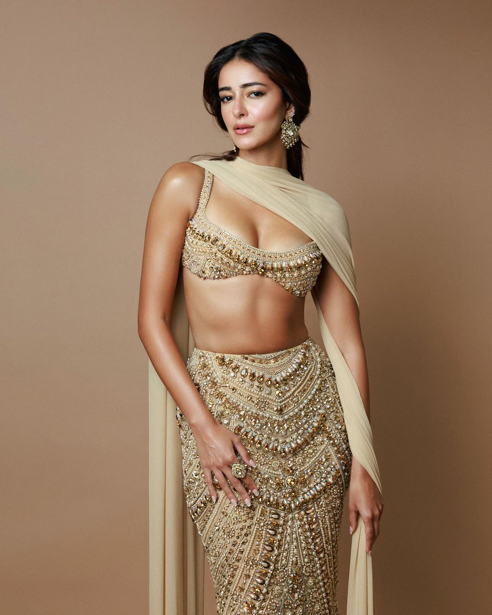 FilmyGlamour's tweet photo. Golden goddess! ✨ Ananya Panday is absolutely radiant in this heavily embellished outfit for Manish Malhotra's Diwali party. 💖
#AnanyaPanday #ManishMalhotra #DiwaliParty #GoldenGlam #FestiveFashion #BollywoodStyle #SequinLove https://t.co/aBs93CI9Cs