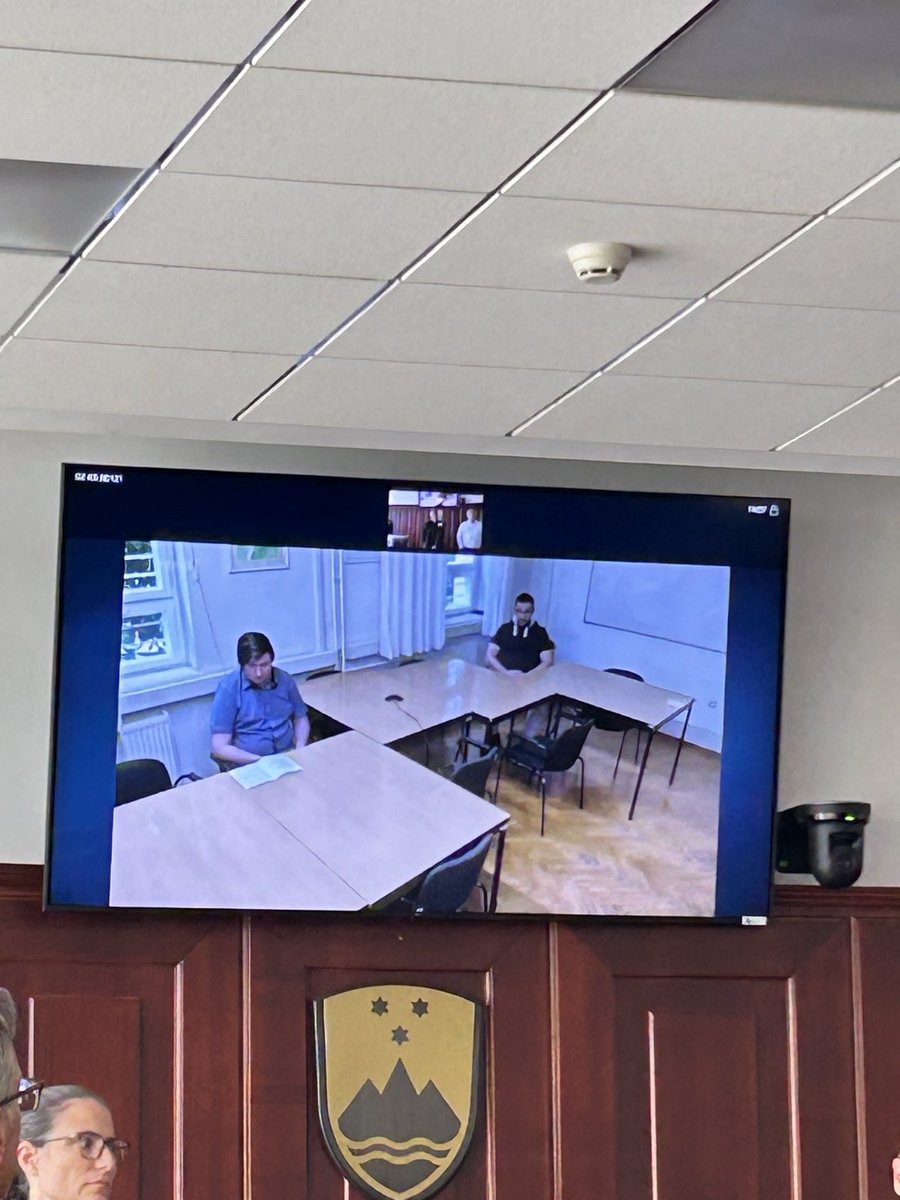 Na kranjskem okrožnem sodišču so izrekli sodbo za grozovit umor Milana S., ki se je zgodil lani v Stražišču. Sodišče je obtoženima, Davidu Triviċu in Andražu Skrinjarju izreklo po 24 let zapora in jima do pravnomočnosti sodbe podaljšalo pripor@Vecer.