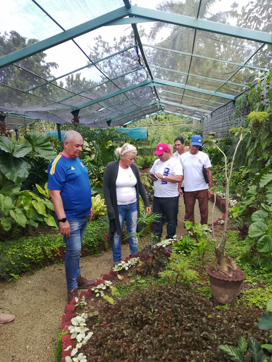 Compañero Manuel Hernández Aguilera Gobernador de #Holguin efectuó chequeo a las acciones de mejora en el Jardín Botánico, en el recorrido fue acompañado por el Intendente del municipio y otros compañeros #HonorHolguinero #Cuba.