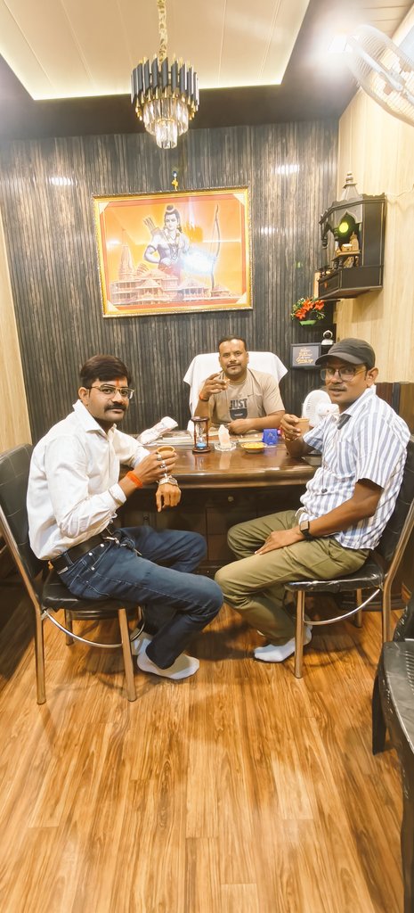 चुनाव तो बिहार में है चर्चा कानपुर में है बस प्रोगाम सेट होने की देर है। मौसम बदल रहा है चाय पर चर्चा गर्माहट लायेगी साथी भाई <a href="/AlokTiwari9335/">आलोक तिवारी</a> <a href="/vipin_shukla87/">विपिन शुक्ला</a>
#कुछ_पल_तेरे_संग