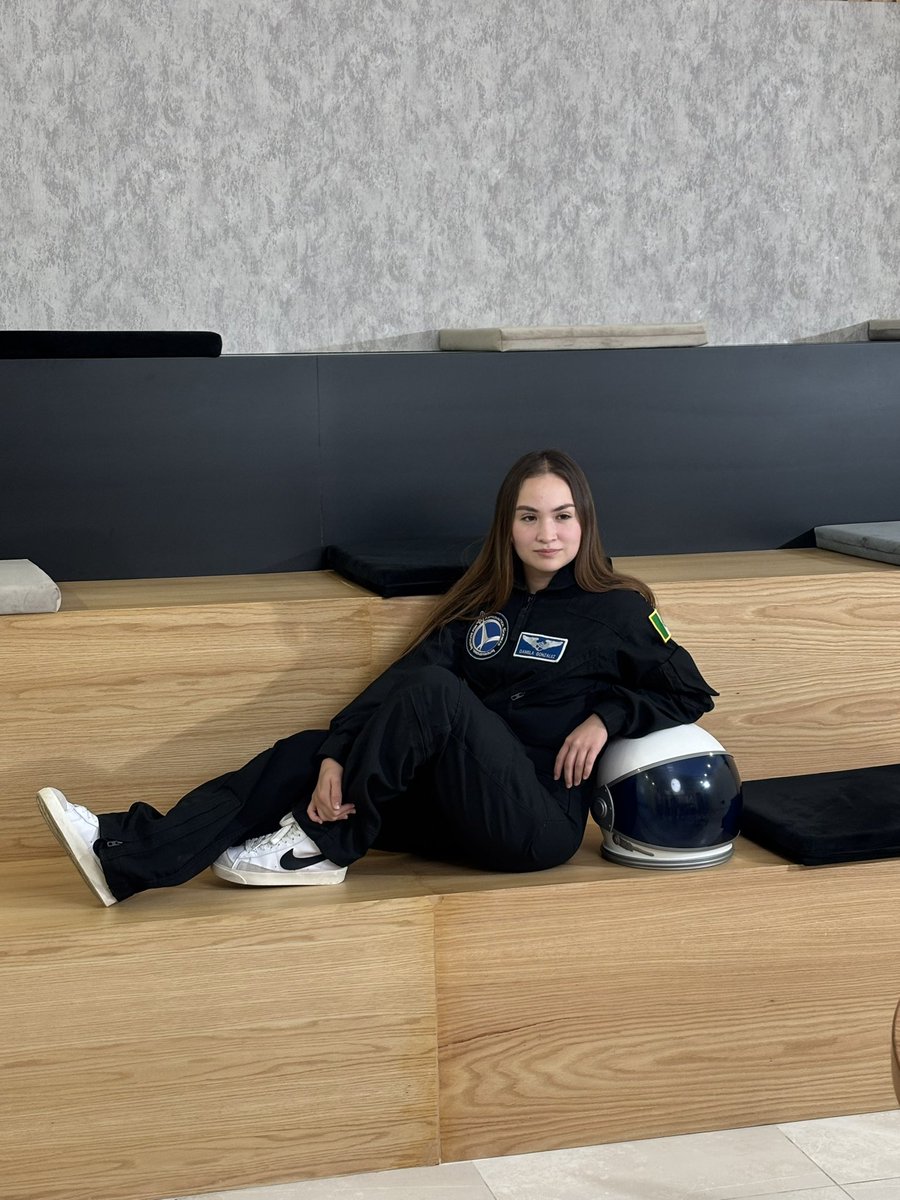 Astrodani1203's tweet image. Orgullosamente mexicana representando la bandera en el espacio. #SERASpace