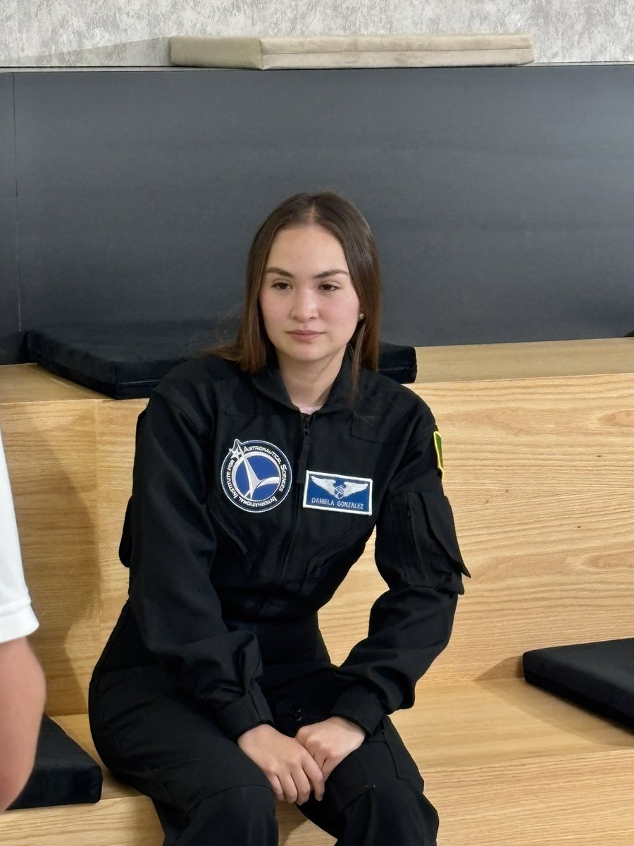 Astrodani1203's tweet image. Orgullosamente mexicana representando la bandera en el espacio. #SERASpace