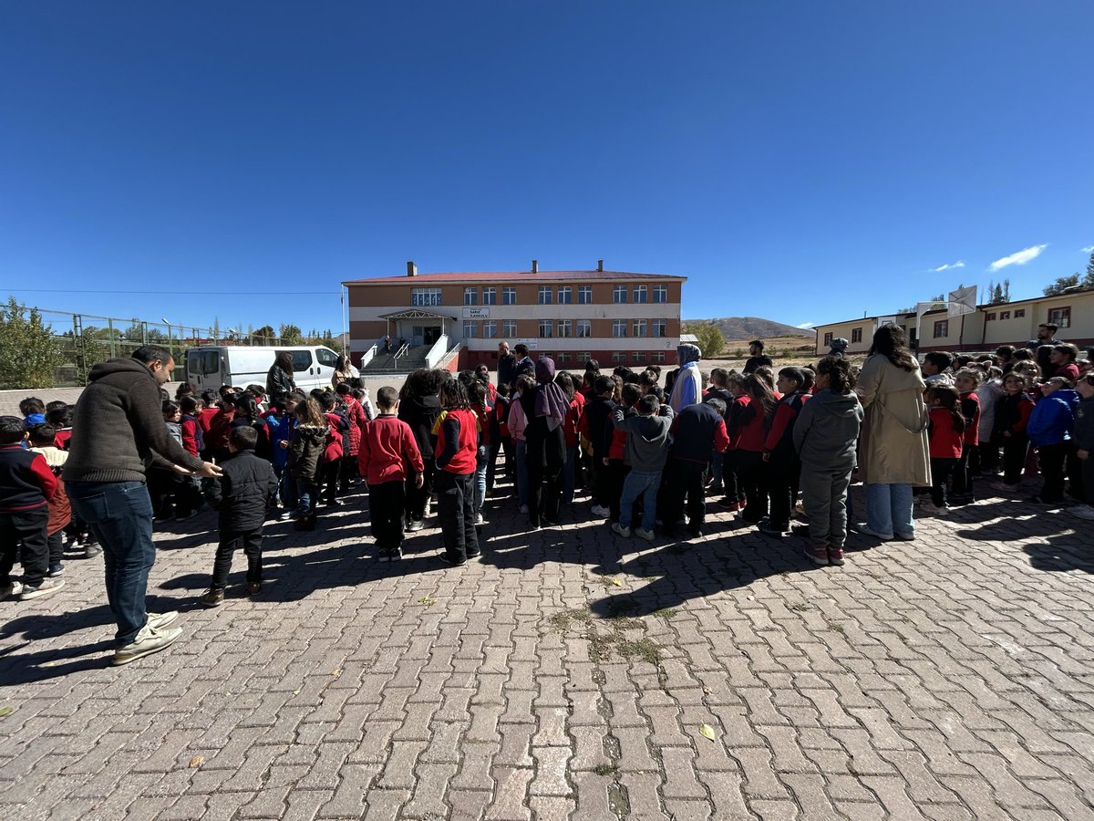 Tahliye Tatbikatı ✅

Afetlere karşı bilinç oluşturmak amacıyla İlçemiz okullarında eş zamanlı şekilde Tahliye Tatbikatı gerçekleştirildi. 
<a href="/kayserivaliligi/">T.C.Kayseri Valiliği</a> 
<a href="/gokmen_cicek_/">Gökmen Çiçek</a> 
<a href="/kayserimem/">Kayseri İl Millî Eğitim Müdürlüğü</a> 
<a href="/sarizkymkmlk/">T.C. Sarız Kaymakamlığı</a>