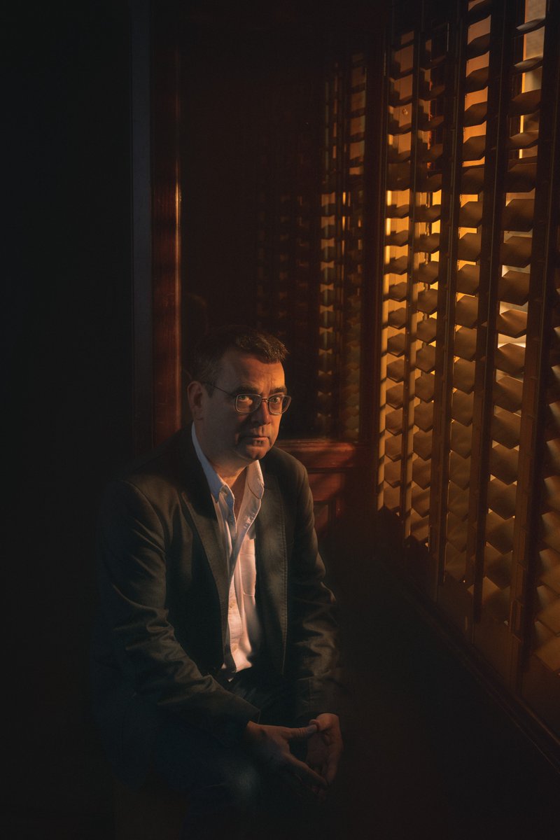 A #MickHerron il Raymond Chandler Award 2025! 🏆
📍 Premiazione il 4 dicembre alla Casa del Manzoni, seguita da un incontro con Adrian Wootton.
Lo stesso giorno Herron sarà alla <a href="/uniiulm/">Università IULM</a> per raccontare come SLOW HORSES è passato dalla pagina allo schermo.
©Mick Herron by MBuck005