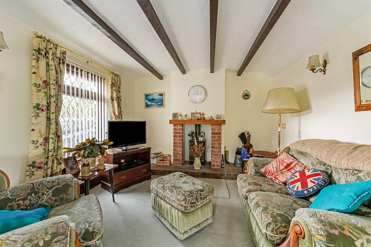 Attractive detached #bungalow, nestled along a private access lane in a semi-rural setting within the desirable location of Shirrell Heath, #Hampshire. 

Info- pearsons.com/properties/shi…

Call Pearsons Estate Agents #BishopsWaltham office 01489 660860