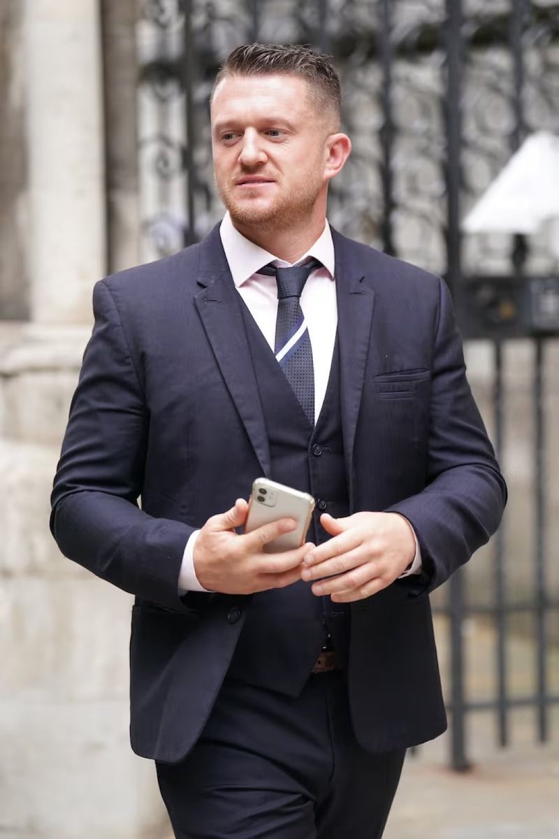 Tommy Robinson in court today on terrorism charges — for refusing to hand over his phone.

Live updates from the courtroom 🧵

Now, I’m no expert on the finer points of barristers’ ethics in this country, but Prosecutor Jo Morris appears to have mistaken the dock for a gossip