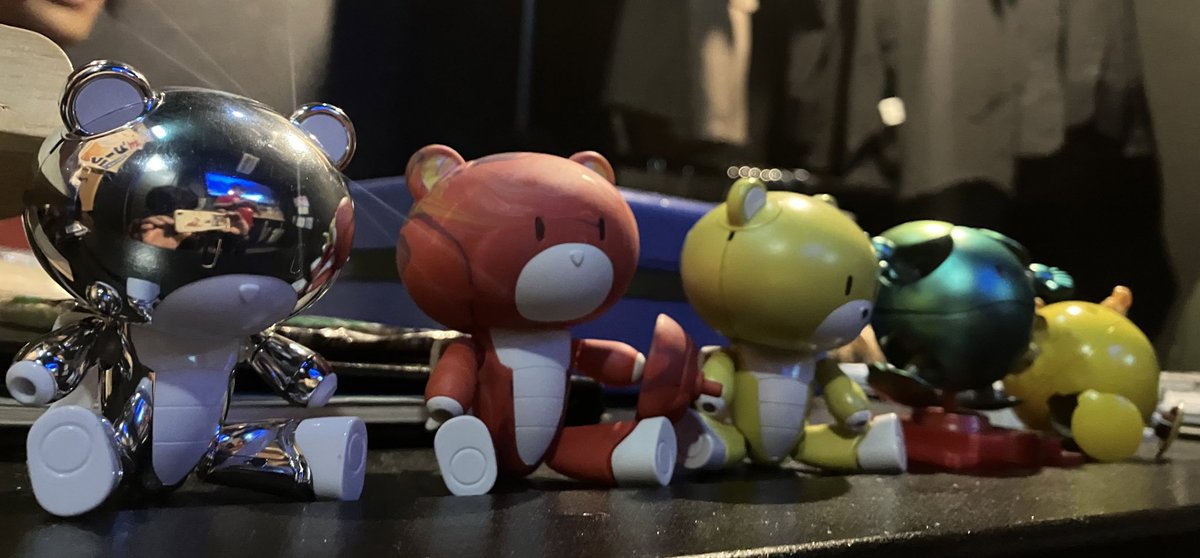 プチッガイ　ミクカラーで完成
ミクハロと並べました

初プレミアムミラークロームですが
実際にみてほしい仕上がりです

12/21（日）の #ロボティカル！のロボ祭壇（ロボ造形物を飾る場所）に持っていく予定です

皆様の持ち寄りも楽しみにしております