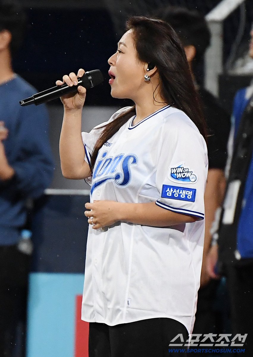 [포토] 애국가 부르는 가수 이영현 (출처 : 네이버 스포츠) naver.me/F8uW5Ecz