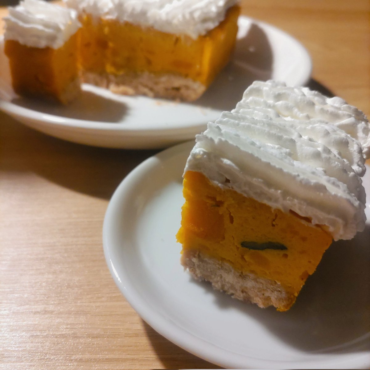 ymprk's tweet photo. 仕事中に拾った栗ともらった栗でタルトを作った😊😊✨✨ついでにかぼちゃのケーキも作った😊😊✨✨😊✨秋満喫してるよやったー✨✨😊 https://t.co/wdYUD1tlJh