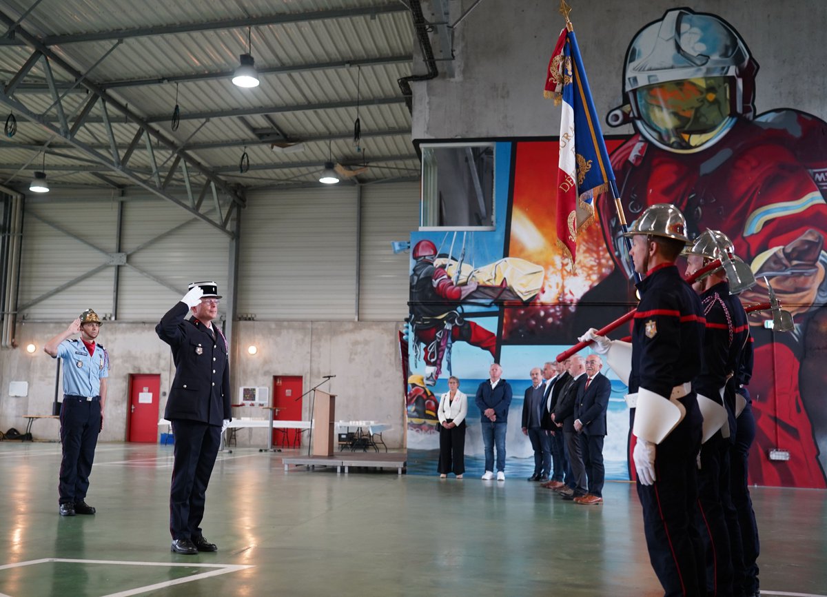 🎖 Cérémonie de passation de commandement à Morlaix :
Le commandant Géraud QUINIOU passe le relais au capitaine Jean MARTIN, nouveau chef du centre depuis le 1er septembre.
Un moment fort pour saluer l’engagement et le parcours de ces deux officiers du #SDIS29. 🚒