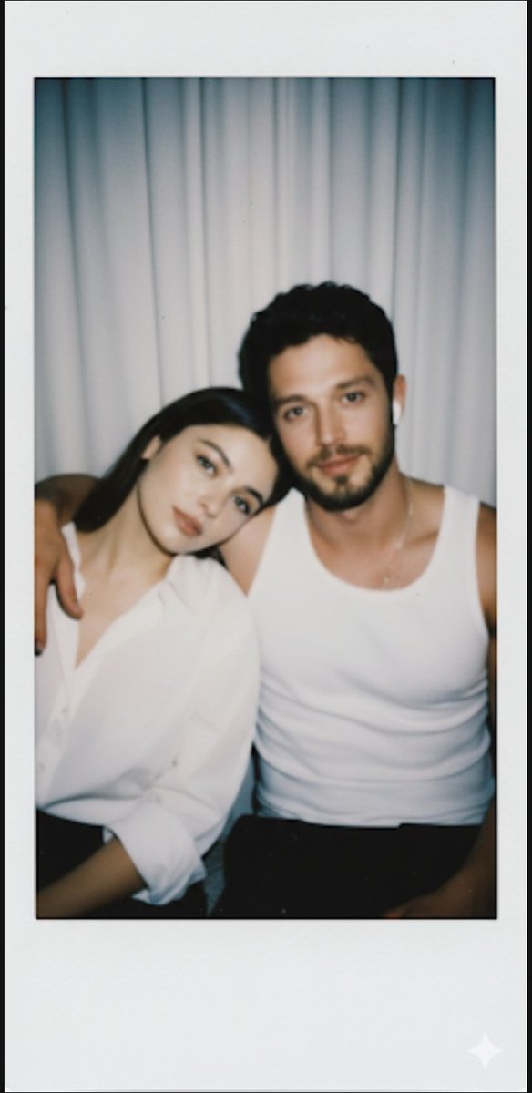 bennmavii26's tweet photo. O ses türkiye den içimde ukte kaldılar.Bir filmimiz olucaktı ama olmadı malesf.Ama neden olmasın ki noktasındayım hâlâ.Umarım bir film de başrol olarak görürüz sizi.Bunu gerçekten çok istiyorum(uz) ya🤲🤲🤲(777)
@MuratBoz @aycaaysinturan #aymur #MuratBoz #AyçaAyşinTuran ❤ https://t.co/mCaPcEwSlz