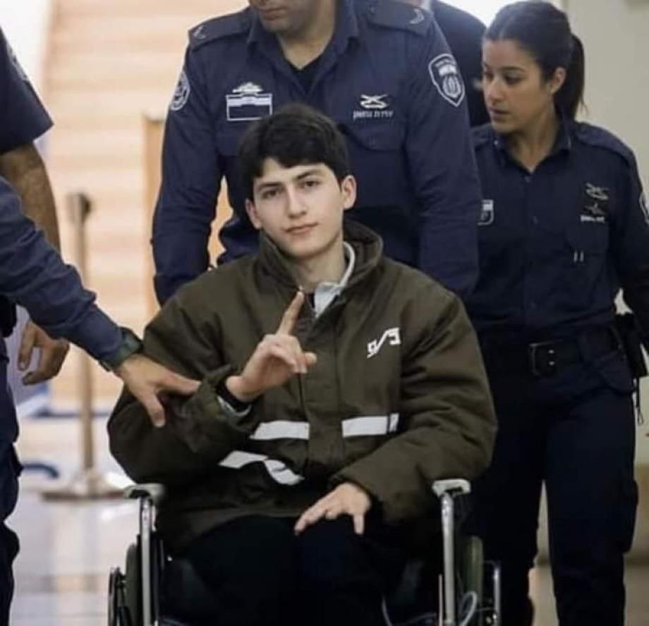 كان الاحتلال قد أصابه بالرصـ.ـاص ما أدى لإصابته بشلل نصفي.. 

الهلال الأحمر الفلسـ،طيني يستلم الأسـ،ير المقدسي الجريح أيمن الكرد من سجن عوفر وهو في طريقه إلى منزله في بلدة كفر عقب.