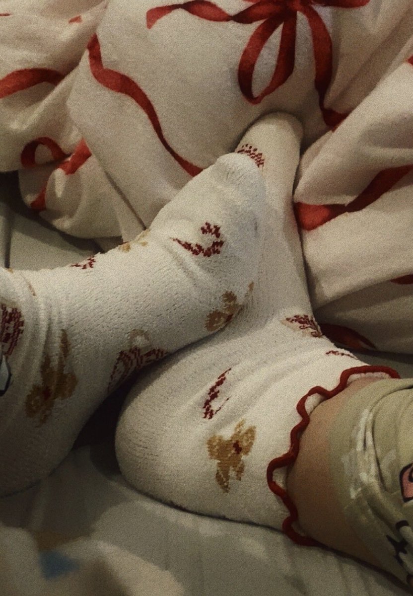 LadyLucifer73's tweet photo. So glad it’s finally the Christmas seasons of the year - I KNOW!!!! Halloween comes first.

Lemme see your costumes - if there ✨scary✨ enough you might just get a lucky prize 💦😈🍒

#footcontent #feet #christmassocks #paypigs https://t.co/kAF58Okais
