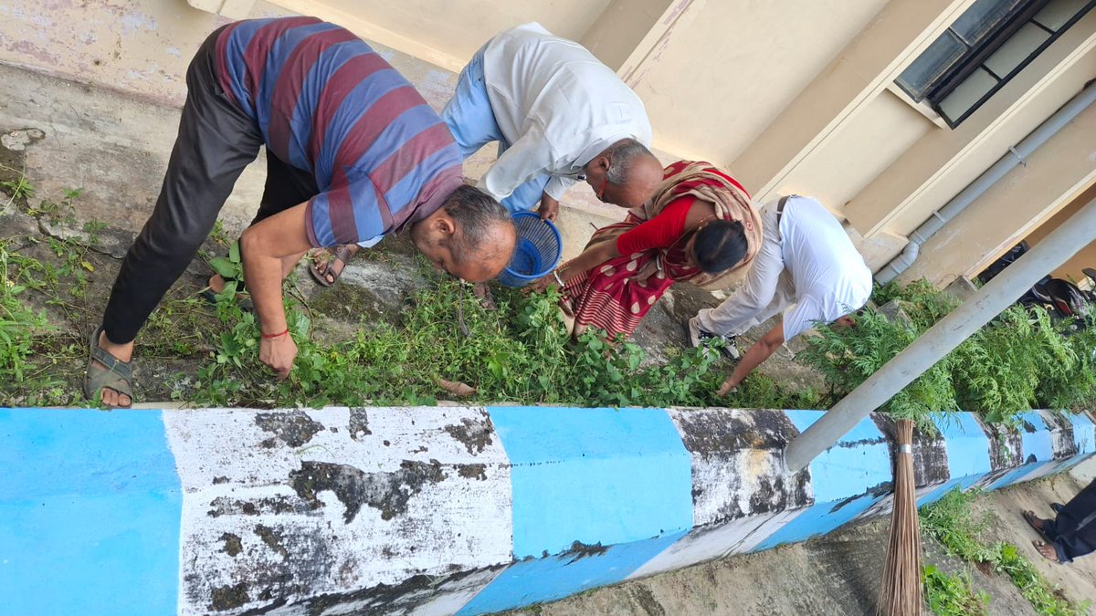 PIBAgartala's tweet image. Press Information Bureau (PIB) and Central Bureau of Communication (CBC), Agartala, jointly organized a cleanliness drive under ‘#SwachhtaHiSeva’ at the office premises on 13.10.2025
#SwachhataHiSeva2025 #SpecialCampaign5 #EkPedMaaKeNaam
@PIB_Guwahati @CBCGuwahati