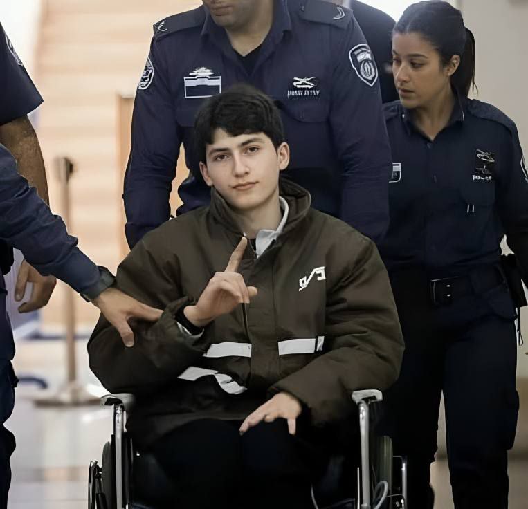 Filistin Kızılayı ekipleri, Ofer Hapishanesi’nde tutulan yaralı Kudüslü tutuklu Eymen el-Kurd’u serbest bırakılmasının ardından Kafr Akab’taki evine götürmek üzere teslim aldı.