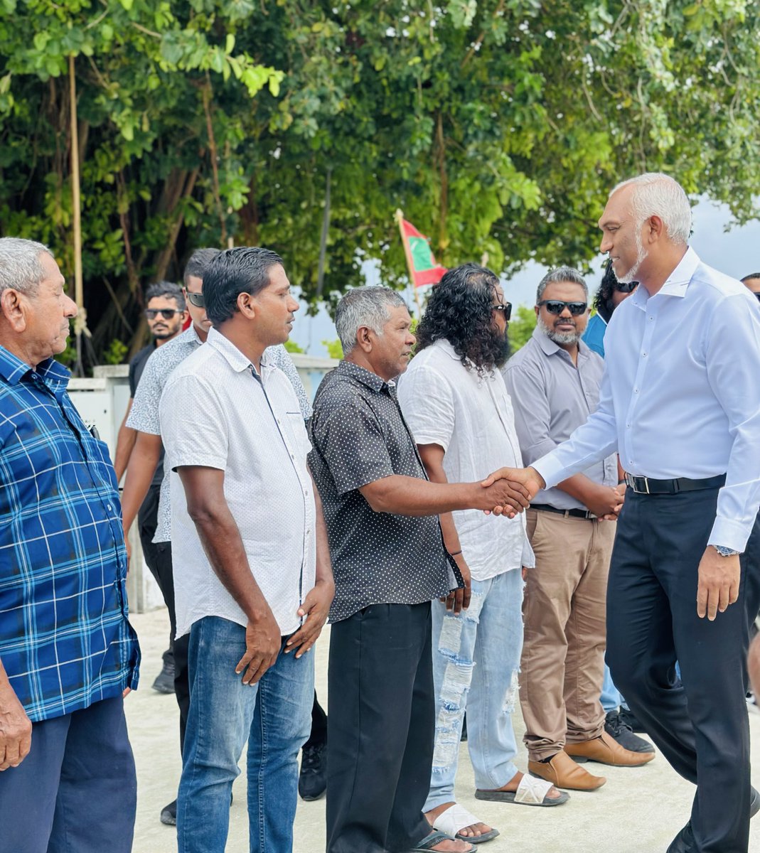 raees_muizzu's tweet photo. ރައީސް ޑރ. މުޢިއްޒު ށ. ގޮއިދޫ ރައްޔިތުން ގާތަށް!

#RayyithunGaathah 
#ShaviyaniAtollVisit https://t.co/i6rLvJeAsE