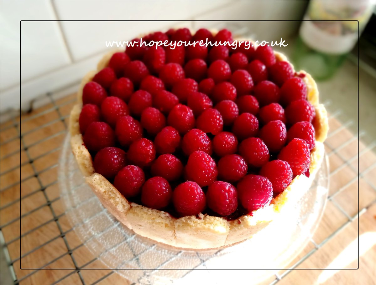 Good morning lovely Hungrys! It's a beautiful fresh #Monday &amp; a sparkly new week of #sugarart ahead! Thank you for your kind support, it's much appreciated. Have a #delicious new week &amp; stay hungry! ;) x #bakeithappen #cake #bake #fruit #dessert