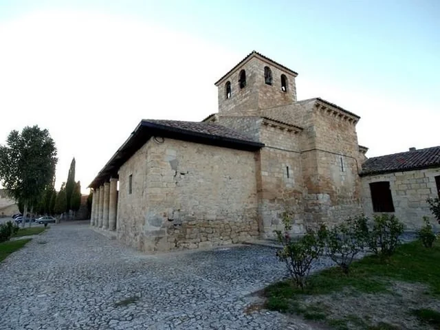 Santa María de Wamba
También conocida como Santa María Zapatillas 😌
turismo-prerromanico.com/home-b__trashe…