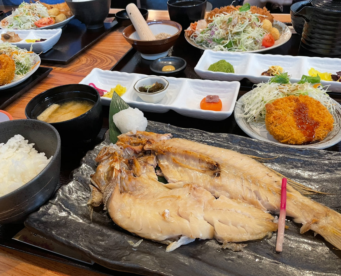 京都の亀岡に遊びに行って来ました🤗
「甘鯛定食」いただきます🐟
甘鯛のほろほろっとトロける肉質は上品な甘さと旨味で最高に美味し過ぎる💕
どれくらい、ほろほろでトロけるかって？
お店の人もお皿に移すのが難しいくらい🤣
すっごく美味しかったよ👍😆