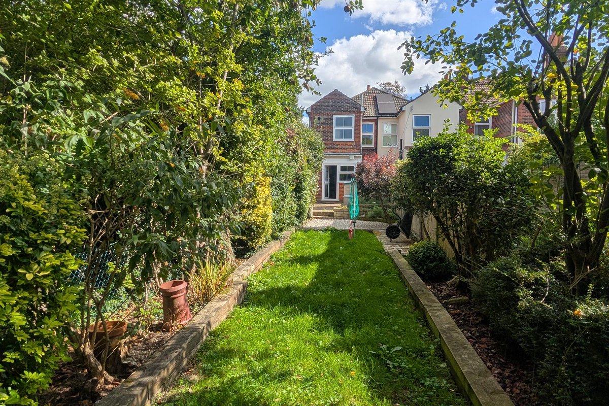 An older style semi-detached #house located to the north of #Fareham town centre. 

There is off road parking available to the front of the #home for a small vehicle and a generous size rear garden.

Info- pearsons.com/properties/nor…

Call Pearsons Estate Agents Fareham 01329 288241