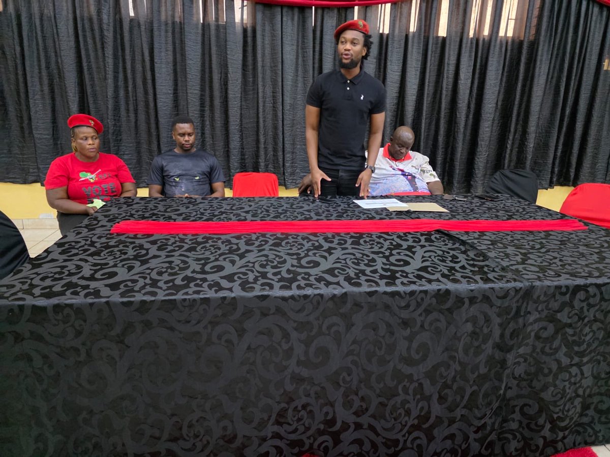 ♦️NKOMAZI WARD 22 BGA♦️

Ward 20 Branch at KaMhlushwa Village in Nkomazi subregion held a successful BGA presided over by SRILC member Fighter Ngrayi Ngwenya yesterday, to nominate and elect delegates to the 1st EFF Subregional conference in Nkomazi.